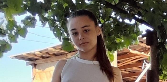 Ana-Maria are nevoie de un costum național popular