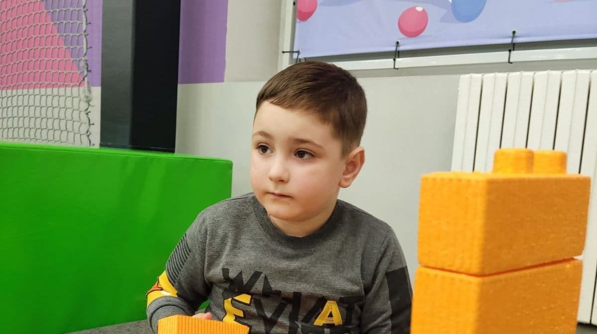 Alex are nevoie numeroase ședințe de terapie