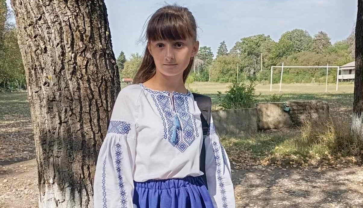 Demetra are nevoie de haine și încălțăminte pentru școală
