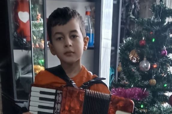 Sebastian visează să înceapă școala cu tot ce are nevoie