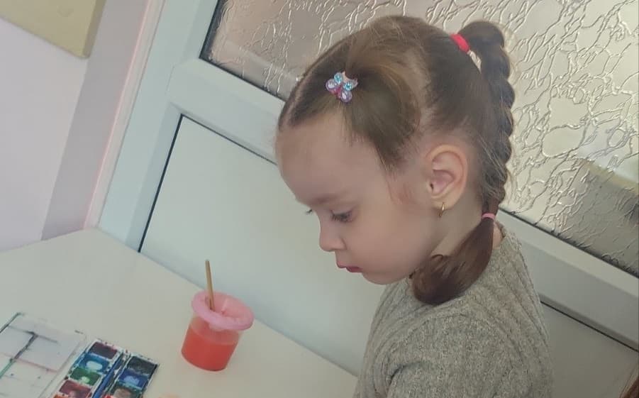 Mihaela are nevoie de terapii