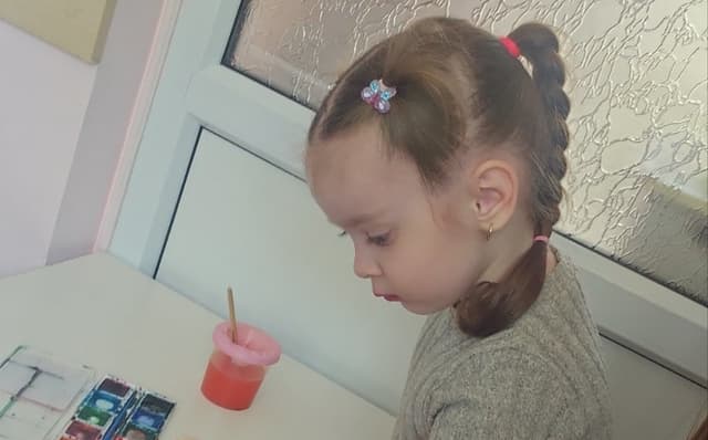 Mihaela are nevoie de terapii