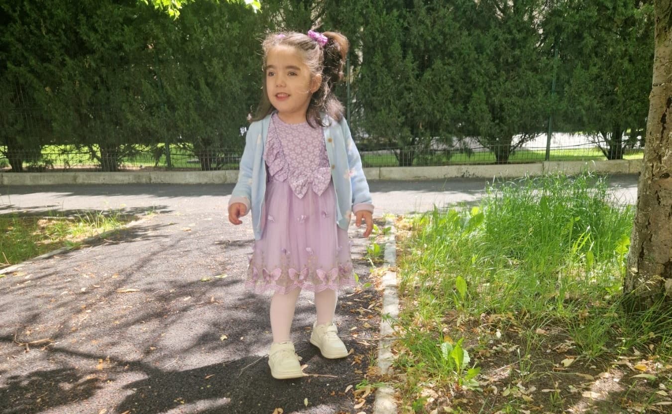 Evelina are nevoie de numeroase ședințe de terapie