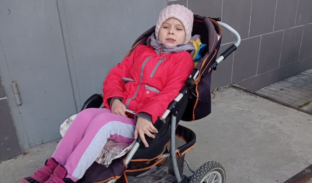 Maria are nevoie de un cărucior adaptat