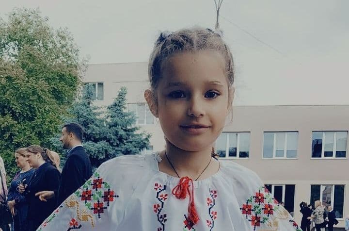 Daniela-Mirela doreşte mult la tabără