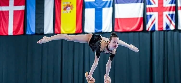 Alisa obține rezultate minunate în acrobație