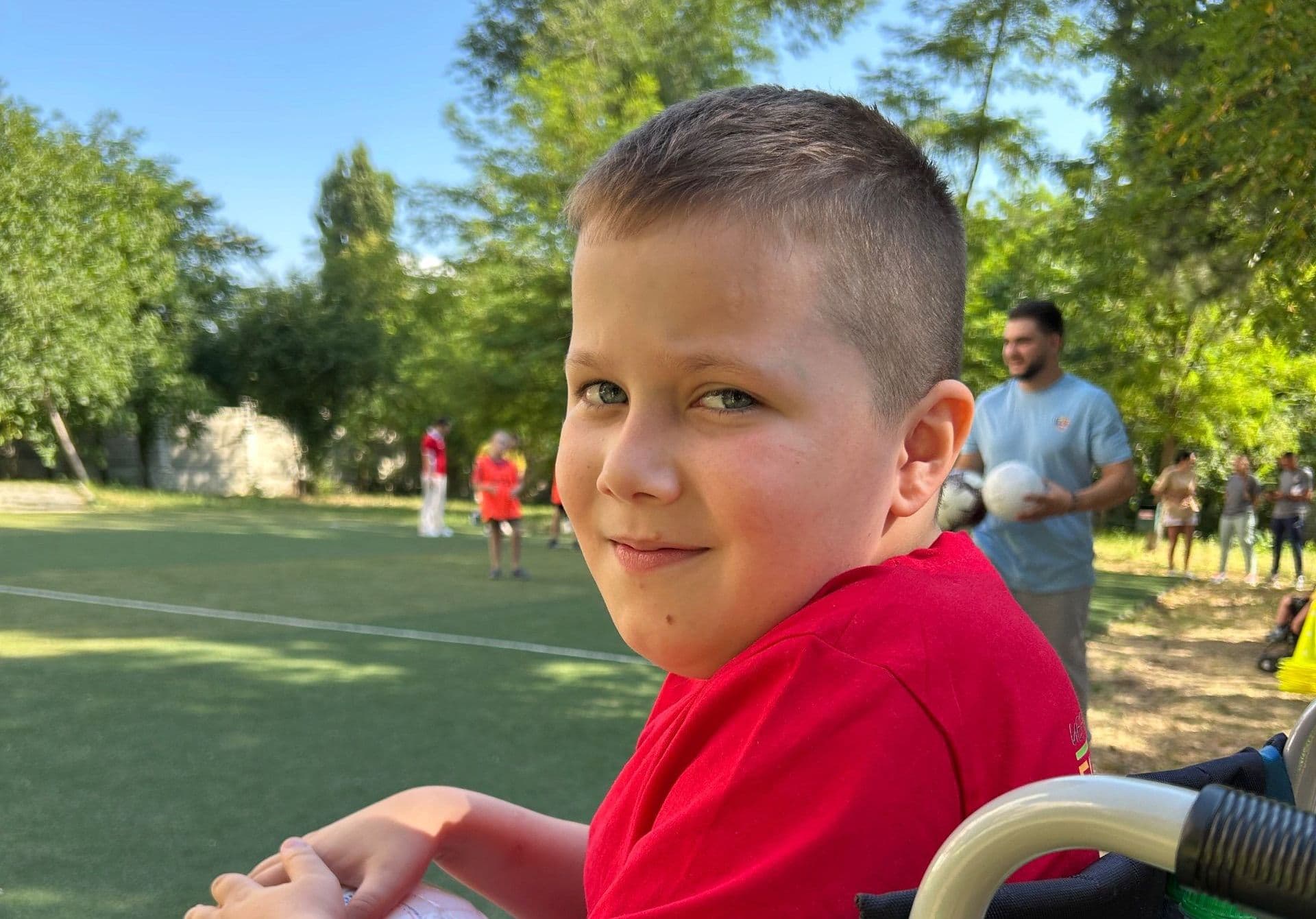 Un mare ajutor pentru Maxim ar fi un cărucior cu rotile