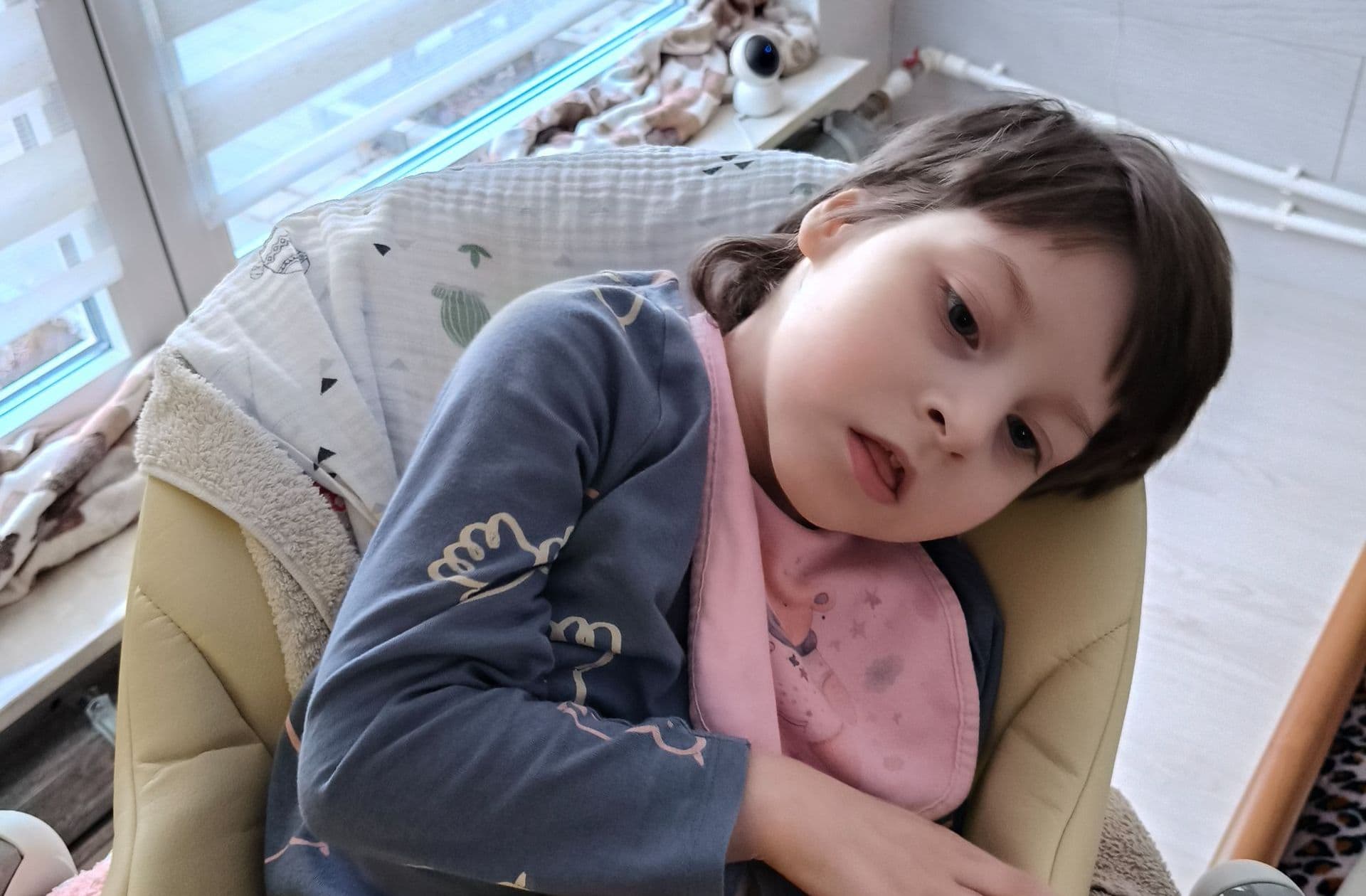 Un mare ajutor pentru Veronica ar fi un cărucior cu rotile