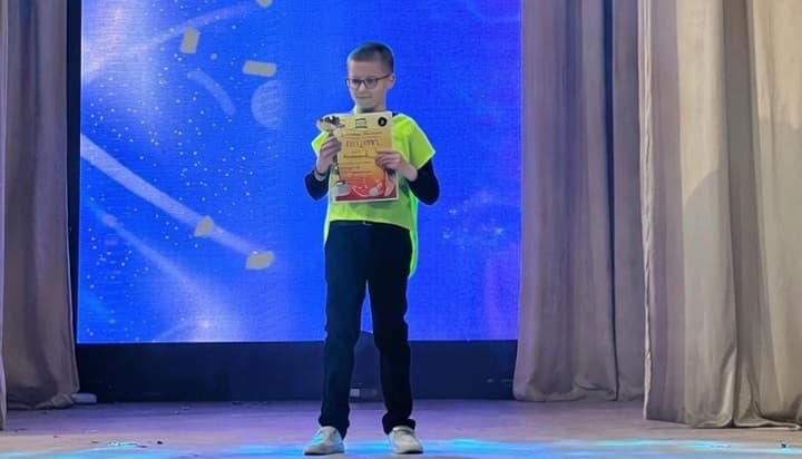 Să-l susţinem pe Bogdan cu un costum național