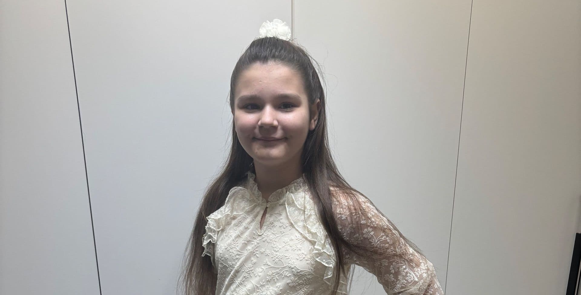 Simona are nevoie de masă și scaun pentru studiu școlar