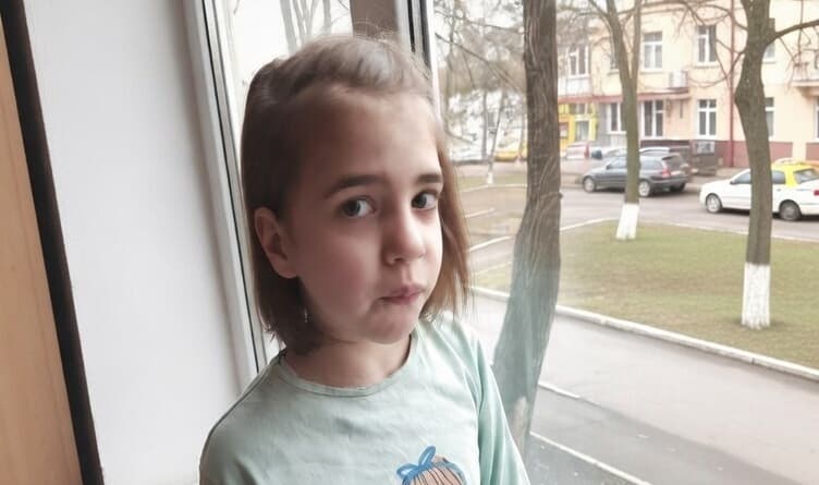 Un cărucior cu rotile ar aduce un ajutor imens în viața Melissei