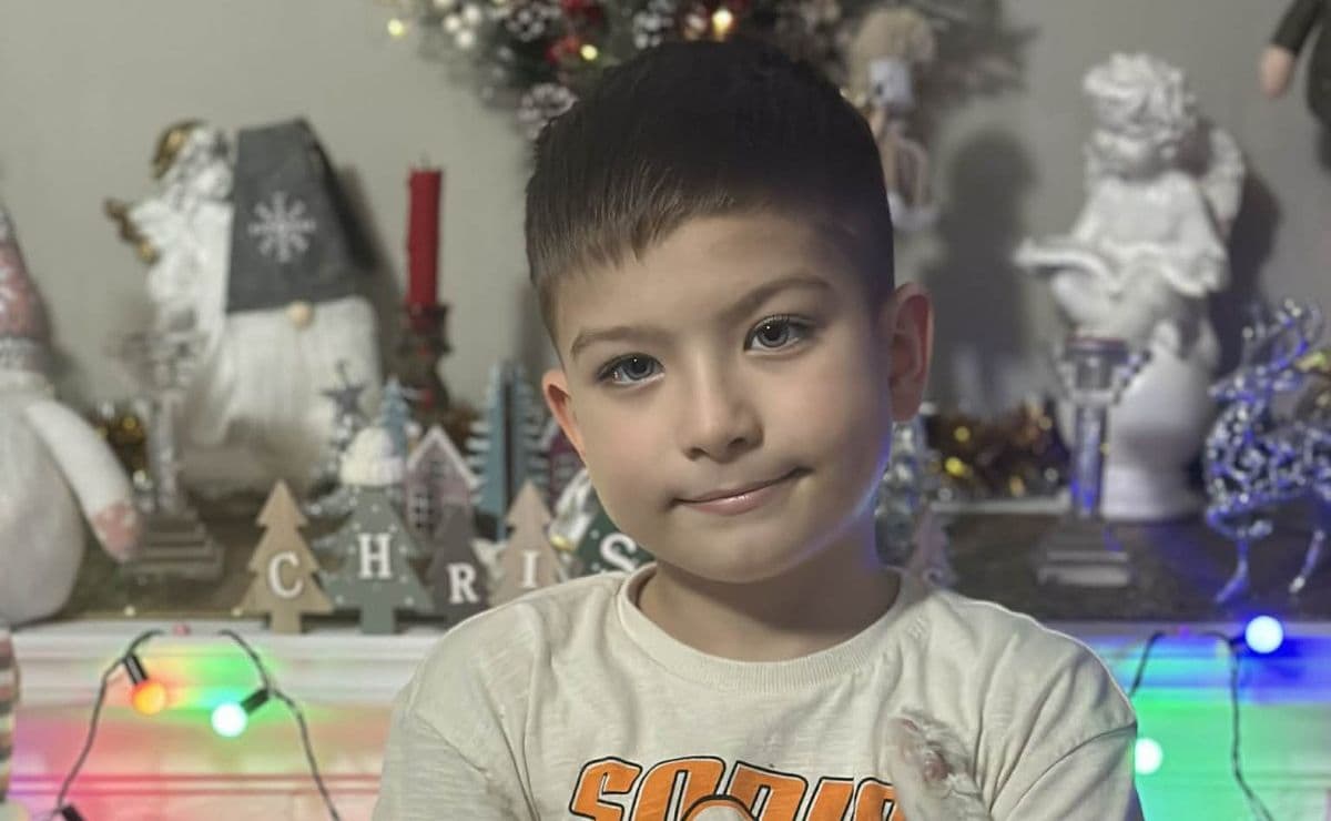 Alex-Cezar are nevoie de masă și scaun pentru teme si studii