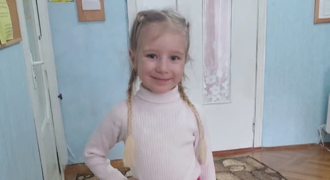 Micuța Ionela are mare nevoie de un dulăpior pentru jucării și cărți