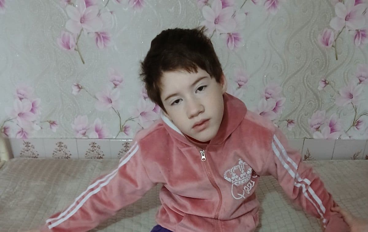 Ionela are nevoie de cărucior special adaptat
