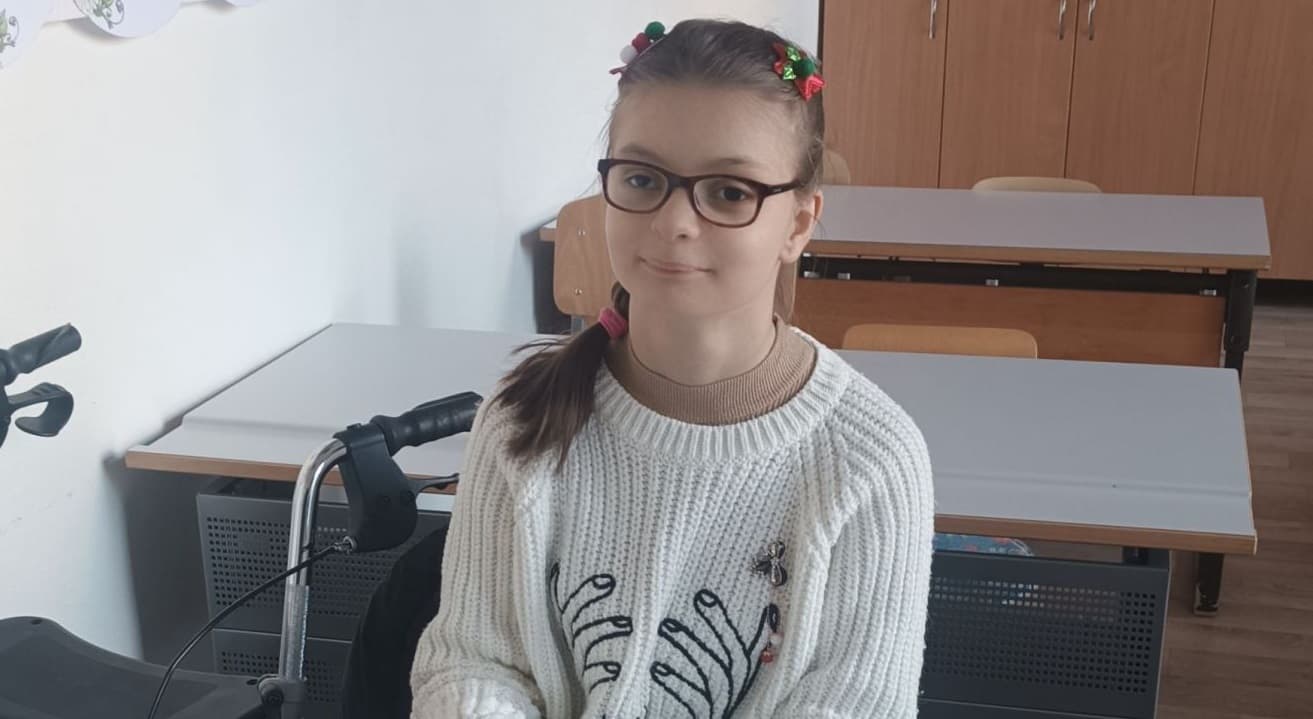 Ilinca are nevoie de o masă și un scaun ortopedic