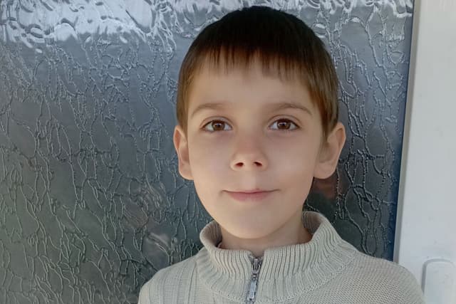 Denis are nevoie de îmbrăcăminte si încălțăminte